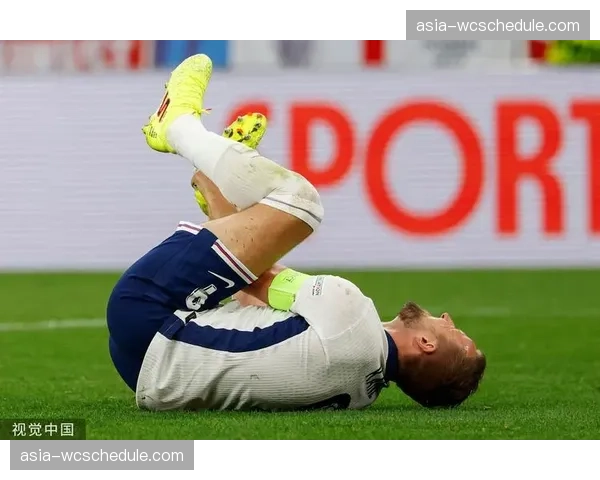 瞬间聚焦:兰斯后卫门线解围后,球队在8秒内完成从禁区到对方禁区的射门。