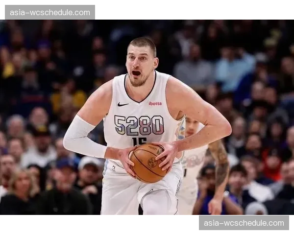 特写：恩比德与约基奇对位，展现现代中锋高低位两种极致技术风格